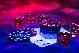 Dealer profesional memimpin sesi permainan kartu di kasino langsung id098